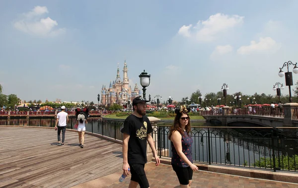 Turistas Passam Pelo Castelo Disney Disneylândia Xangai Shanghai Disney Resort — Fotografia de Stock