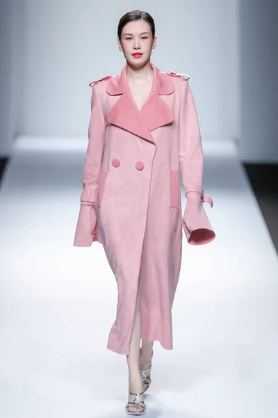 モデルは 2016 上海に上海ロンドンファッションウィークの春 2017年中ティナ Gia のファッションショーで新しい創造を表示します — ストック写真