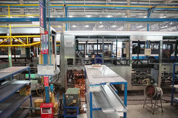 Ein Chinesischer Arbeiter Montiert Einen Elektrischen Bus Einer Autofabrik Der — Stockfoto