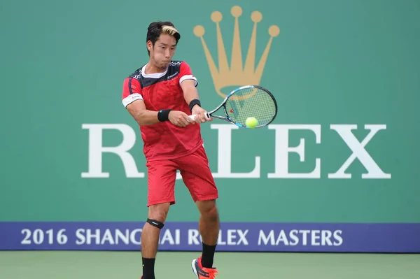 日本の杉田祐一ショットを果たしているチャイニーズ タイペイの魯円迅に男子シングルスの予選の試合で 2016年上海マスターズ テニス大会で 上海で 2016 — ストック写真