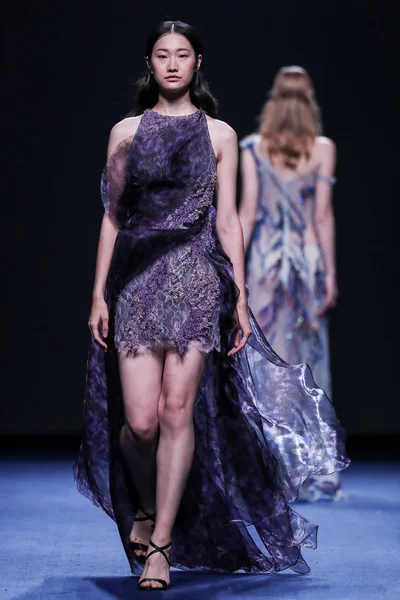 モデルは 2016 上海に上海ロンドンファッションウィークの春 2017年中 Wecouture のファッションショーで新しい創造を表示します — ストック写真