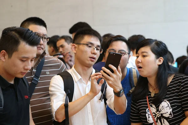 2016年9月16日 在中国上海的一家苹果专卖店 一名购物者尝试了一部 Iphone 智能手机 — 图库照片