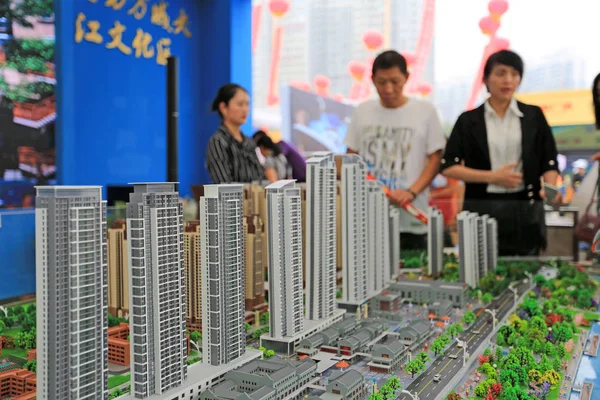 2016年9月24日 在中国中部湖北省向阳市举行的房地产博览会上 中国购房者查看了一个住宅项目的住房模型 — 图库照片