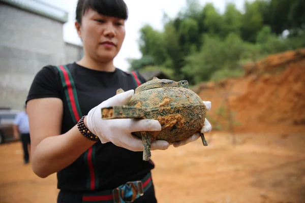 Kinesisk Arkeolog Visar Brons Ware Objekt Som Finns Dayong Village — Stockfoto