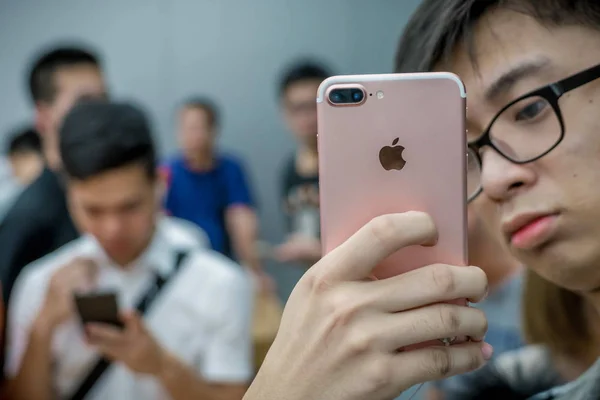 Een Klant Probeert Een Iphone Smartphone Een Apple Store Guangzhou — Stockfoto
