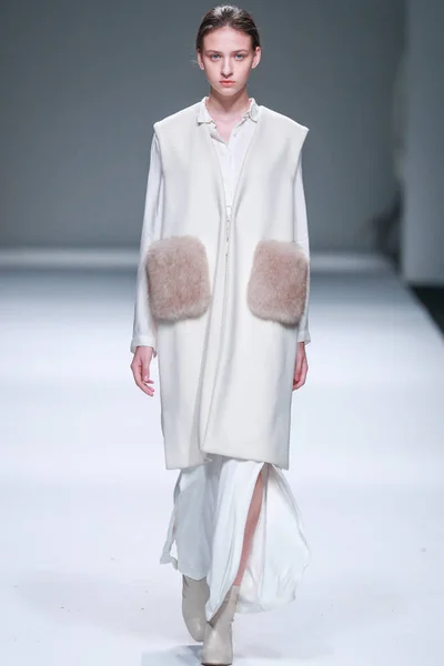 Een Model Toont Een Nieuwe Creatie Fashion Show Van Zhou — Stockfoto