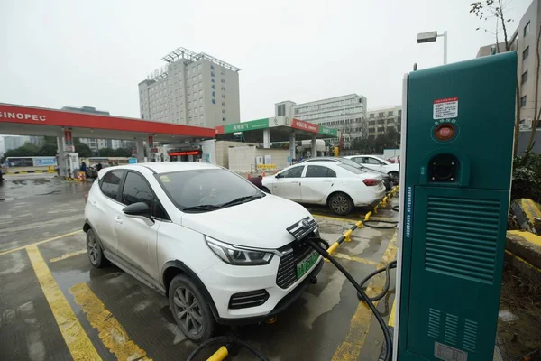 Elektromos Autók Kerülnek Felszámolásra Egy Töltőállomás Hangzhou City Kelet Kínai — Stock Fotó