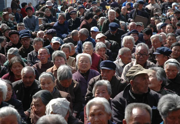 Толпа Пожилых Китайцев Смотрит Спектакль Городе Аньян Провинция Хэнань Апреля — стоковое фото