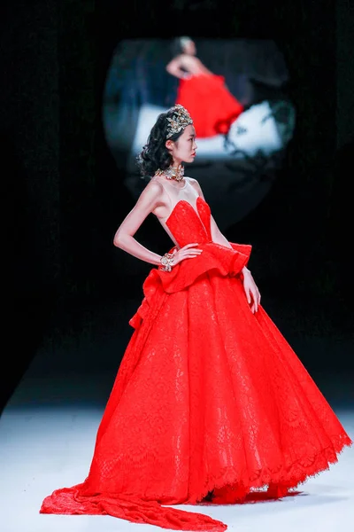Modell Visar Skapelse Modevisning Queen Little Queen Den Shanghai Fashion — Stockfoto