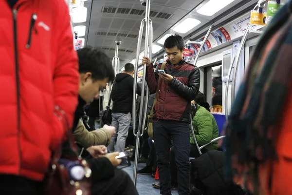 Los Pasajeros Chinos Utilizan Sus Teléfonos Inteligentes Tren Subterráneo Beijing — Foto de Stock