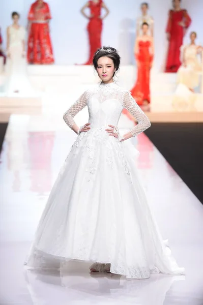 モデルは 2016 中国の北京で中国ロンドンファッションウィークの春 2017年中台湾デザイナー蔡美越蔡 Meiyue のファッションショーで新しい創造を表示します — ストック写真