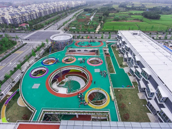 Vista Aérea Pistas Corrida Telhado Edifício Jardim Infância Recém Inaugurado — Fotografia de Stock