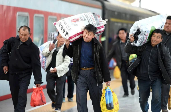 Onların Paketleri Taşıyan Çinli Göçmen Işçiler Bozhou Şehir Doğu Çin — Stok fotoğraf