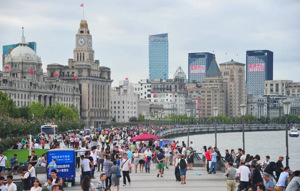 Turyści Odwiedzić Bund Wzdłuż Budynków Kolonialnych Puxi Szanghaju Chiny Wrzesień — Zdjęcie stockowe