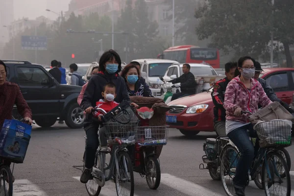 Chinese Fietsers Dragen Van Gezichtsmaskers Tegen Luchtverontreiniging Rijden Weg Zware — Stockfoto