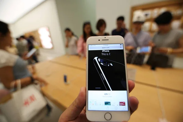 Customer Tries Out Iphone Smartphone Apple Store Qingdao City East — Stock Photo, Image