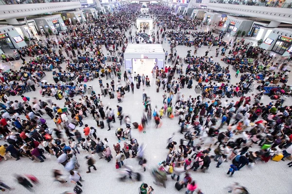 観光客ナショナルデーの休日中に 2016 日中国東部の浙江省杭州市の杭州東駅の群衆します — ストック写真