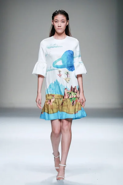 Model Zobrazuje Nové Stvoření Módní Přehlídce Endehor Během Šanghajské Fashion — Stock fotografie