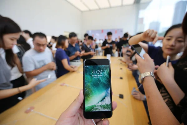 Cliente Prueba Teléfono Inteligente Iphone Apple Store Ciudad Qingdao Provincia — Foto de Stock