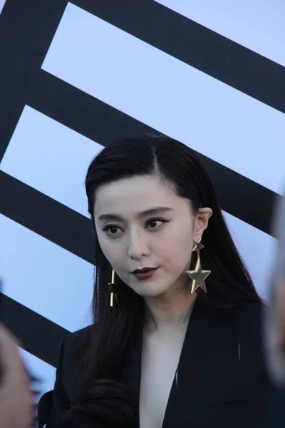 Chinesische Schauspielerin Fan Bingbing Posiert Bei Der Louis Vuitton Modenschau — Stockfoto