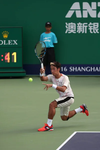 日本の杉田祐一は スペインのマルセル グラノジェルスにショットを返します 男子シングルスの初戦で 2016年上海マスターズ テニス大会で 上海で 2016 — ストック写真