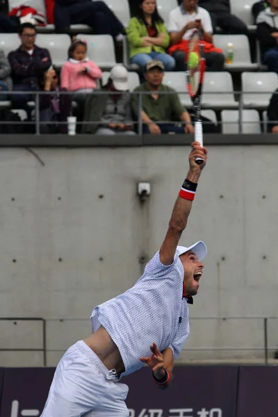 スペインのロベルト バウティスタ Agut 2016年中国オープン テニス大会北京 2016 日の間にイギリスのカイル エドマンドに対して彼らの男子シングルス第二ラウンドの試合で提供しています — ストック写真