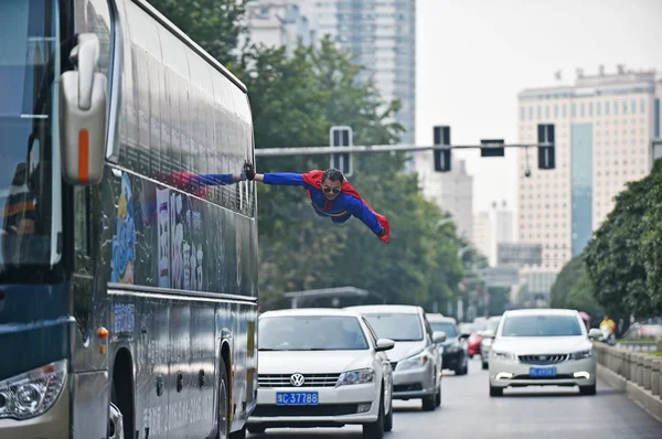 Čínský Kouzelník Zhou Jieming Oblečený Jako Superman Provádí Kouzelnou Show — Stock fotografie