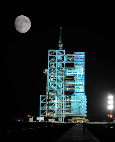 中国の第2周回宇宙実験室 Tiangong を搭載した長い3月 キャリアロケットは Jiuquan の近くの Jiuquan 衛星打ち上げセンターで打ち上げの準備ができています 中国北西部甘粛州 月2016 — ストック写真