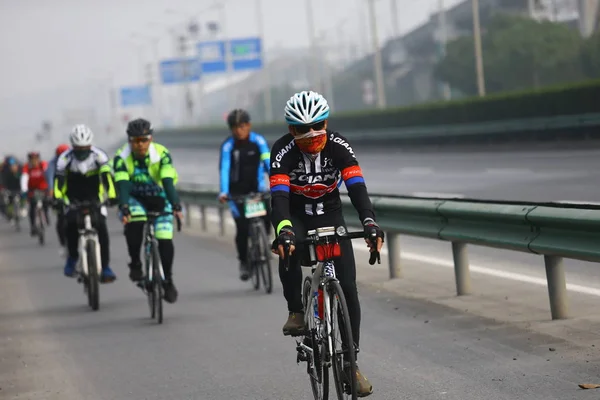 File Los Chinos Montan Ciclistas Una Carretera Shanghai China Noviembre — Foto de Stock