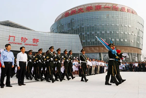 Policías Paramilitares Chinos Marchan Frente Primer Hospital Afiliado Universidad Zhengzhou — Foto de Stock