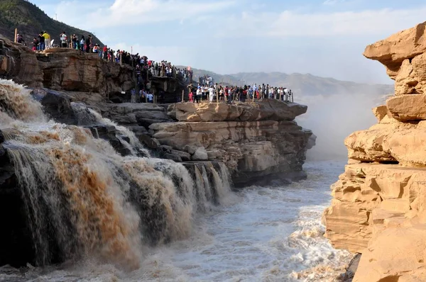 Touristen Beobachten Den Hukou Wasserfall Auf Dem Gelben Fluss Während — Stockfoto