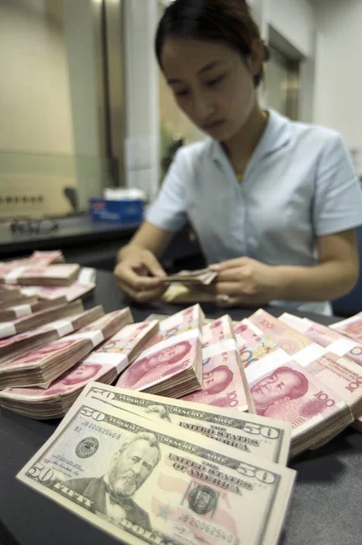 Empleado Chino Cuenta Los Billetes Dólar Estadounidense Yuan Rmb Renminbi — Foto de Stock