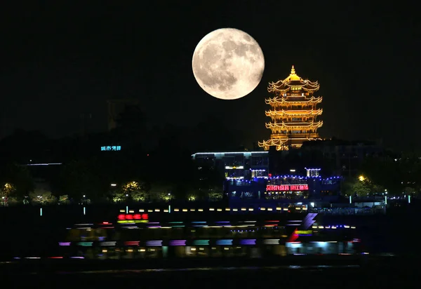 Lua Cheia Sobe Sobre Torre Guindaste Amarelo Cidade Wuhan Província — Fotografia de Stock