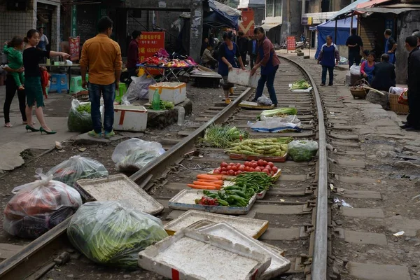 Китайські Постачальники Продають Овочі Базарі Уздовж Вантажного Залізниці Селі Nanling — стокове фото