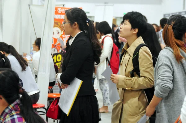 Chineses Candidatos Emprego Fila Para Entrevistas Durante Uma Feira Emprego — Fotografia de Stock