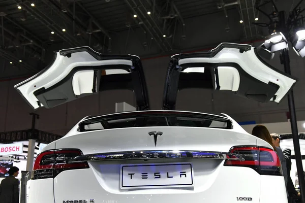 Ein Tesla Model Elektroauto Wird Während Der Ersten Internationalen Importmesse — Stockfoto