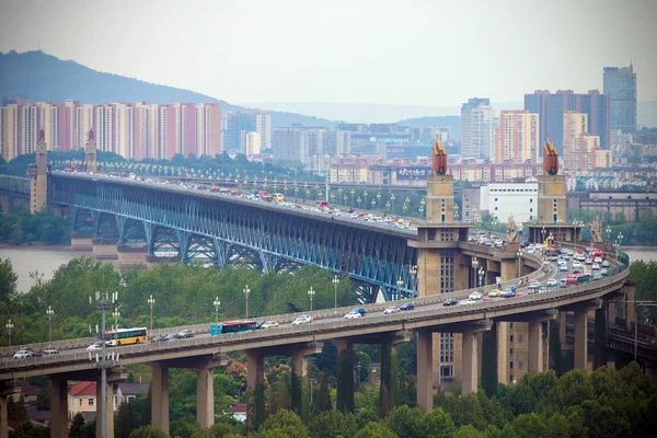 ファイル 2016 日中国東部の江蘇省南京市の南京揚子江橋の上走行車両 — ストック写真