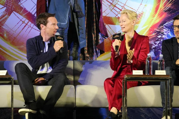 Actrice Britannique Tilda Swinton Droite Acteur Benedict Cumberbatch Assistent Une — Photo