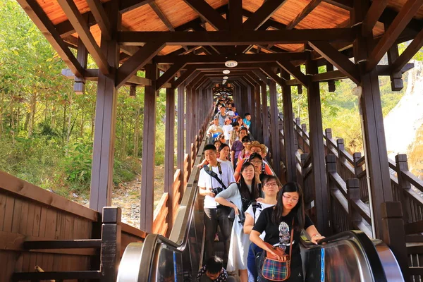 Τουρίστες Λαμβάνουν Μεγαλύτερη Κυλιόμενη Σκάλα Του Κόσμου Στο Φαράγγι Enshi — Φωτογραφία Αρχείου