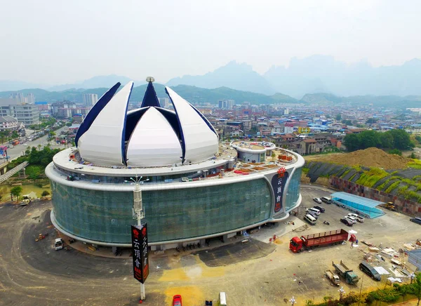 Aerial view of the world's largest transparent-domed bar under construction in Zhangjiajie city, central China's Hunan province, 5 September 2016 — Stock Image Aerial View World Largest Transparent Domed Bar Construction Zhangjiajie City Stock Photo