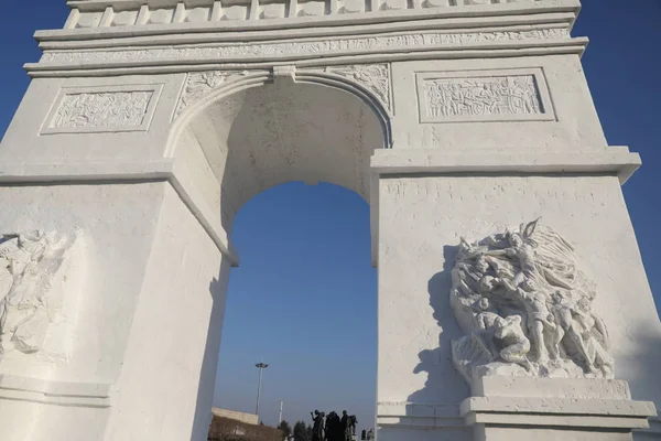 Uma Escultura Neve Arco Triunfo Está Exibição Parque Mundial Esculturas — Fotografia de Stock