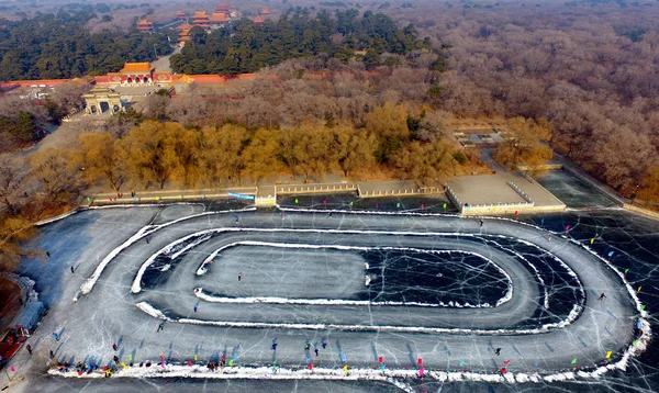 Visitatori Pattinano Circuito Ghiacciato Lungo 300 Metri Vicino Alla Tomba — Foto Stock