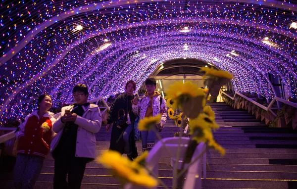 Відвідувачі Проходять Через Тунель Освітленій Барвистими Світлодіодними Вогнями Місті Наннінг — стокове фото