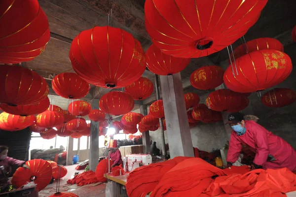 Kínai Falusiak Hogy Piros Lámpás Közelgő Tavasz Fesztivál Vagy Kínai — Stock Fotó