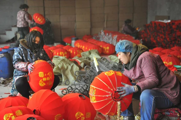 Aldeões Chineses Fazem Lanternas Vermelhas Para Próximo Festival Primavera Ano — Fotografia de Stock