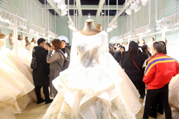 Ένα Γάμο Κοστούμι Εμφανίζεται Κατά Διάρκεια Της Κίνας Γάμου Expo — Φωτογραφία Αρχείου