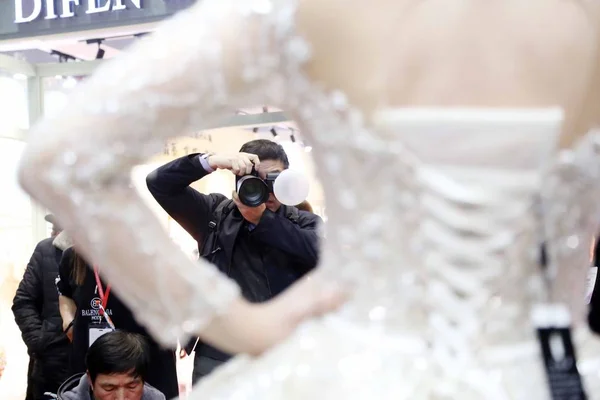 Mannequin Présente Costume Mariage Lors China Wedding Expo 2019 National — Photo