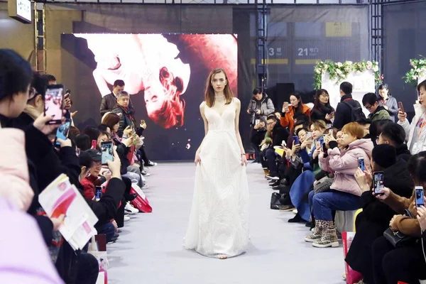 Модель Представляет Свадебный Костюм Выставке China Wedding Expo 2019 Национальном — стоковое фото