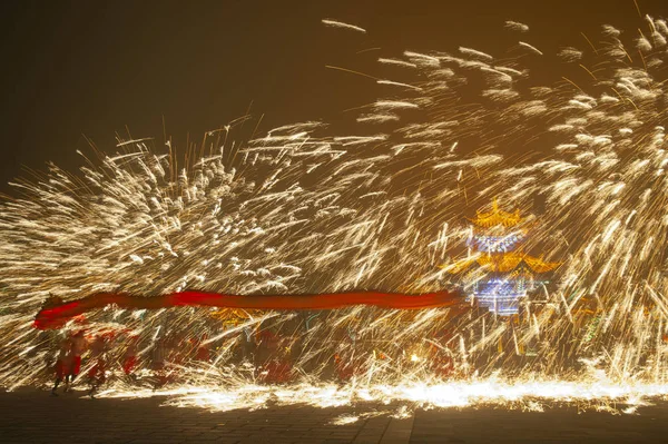 Chinese Entertainers Perform Fire Dragon Dance Shower Molten Iron Celebrate — Stock Photo, Image