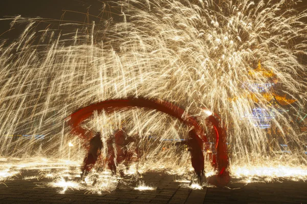 Chinesische Animateure Führen Einen Feuerdrachentanz Einer Dusche Aus Geschmolzenem Eisen — Stockfoto